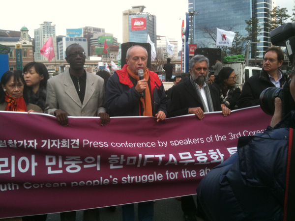 Les participants au troisième Forum social coréen se joignent à la manifestation du 3 décembre 2011 à Séoul contre le traité de libre-échange avec les Etats-Unis.